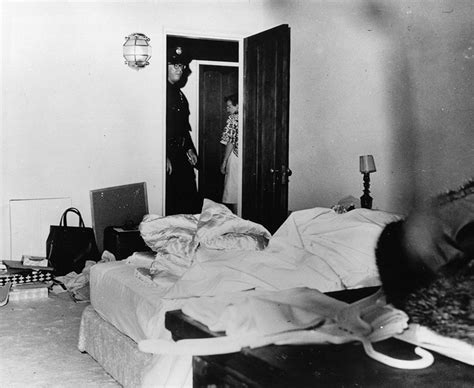 marilyn monroe death photo.